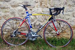 cycle, cycles et nature : magasin de vente et de reparation de velo a bordeaux, look 2009 595 montage a la carte, cadre 586 mondrian 2010 montage ultegra, roue mavic ksyrium es