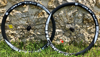 cycle, cycles et nature : magasin de vente et de reparation de velo a bordeaux, Paire de roues DT SWISS carbone RC38 Spline DB pneus